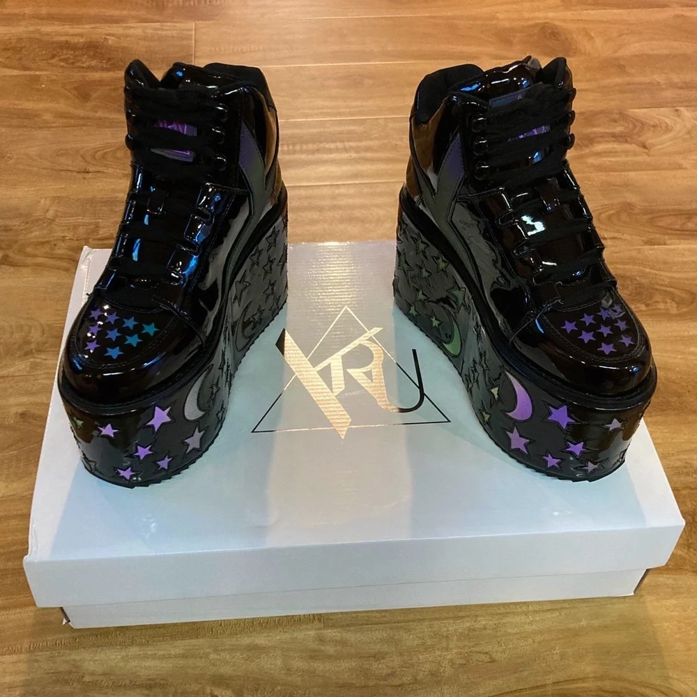 Qozmo Moon & Star Platform in Black Reflective - Picture 5 of 7